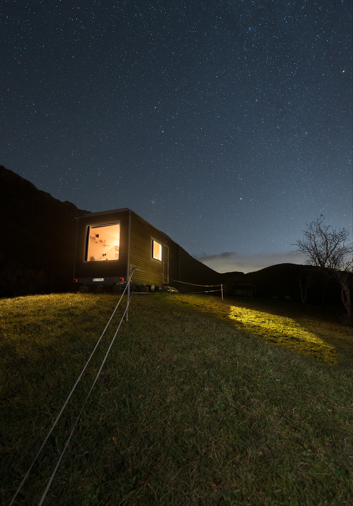 tiny house in Val d'Arzino di notte